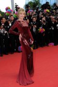 Jane Fonda scintillante en rouge