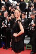Cannes 2011, Karolina Kurkova nous donne une leçon de simplicité en robe courte noire de Chanel