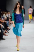 Collection été 2011 gilet bleu canard top bleu marine et jupe bleu clair chaussures en cuir jaunes tendance de mode color block Benetton