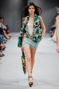 Collection mode femme été 2011 top en coton chemisier sans manches imprimé short court bleu ciel et écharpe imprimée hippie fleurs Benetton