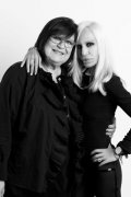 Donatella Versace pose accompagnée de Margareta Van Den Bosch, la directrice création de la maison H&M