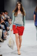 Gilet et top en coton Benetton bermuda rouge et ceinture bleue color block sac en toile et sandales nude été 2011 collection femme