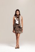 Gilet sans manches, jupe à volants, cheich en jersey et collier de perles en bois IKKS 2011 collection printemps-été femme