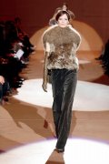 Gilet sans manches en fourrure et pantalon en velours noir Marc Jacobs collection femme automne hiver 2010 2011