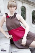 LILY, robe courte marron et rouge avec un col de fleurs LILY, robe courte marron et rouge avec un col de fleurs (170€)