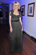 Mélanie Laurent robe longue à pois noire et blanche carré blond et vernis rouge