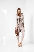 Pantacourt sarouel beige veste blaser et top assorti pochette cuir marron collection femme printemps été 2011 Patrizia Pepe