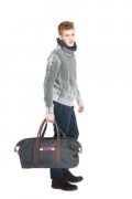 Pull en maille gris et blanc délavé et sac de voyage Serge Blanco collection homme automne hiver 2010 2011