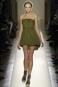 Le kaki déjà au top à l’été 2007 chez Balmain fait un retour en force en 2010