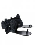Sandales plates noire à nœud en satin collection Gioseppe Zanotti printemps-été 2011