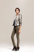 Veste épaulée, pantalon denim gris clair, sandale à lanière, collection IKKS Women printemps-été 2011