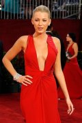 Blake Lively en robe rouge décolletée Versace. 