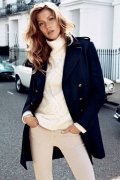 Gisèle Bündchen, dans un manteau marine H&M Automne-Hiver 2013-2014