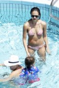 Jessica Alba dévoile ses formes en bikini en Italie
