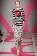 Marinière à motifs floraux et pantalon rose pâle
