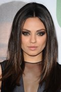 Mila Kunis, adepte du smoky eyes pour un regard... félin !