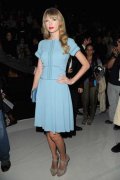 Taylor Swift, une jolie poupée bleu ciel !