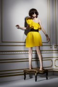 Robe asymétrique jaune et lunettes noires collection automne hiver 2010 2011 Lanvin pour H&M femme