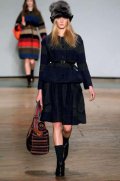 Ensemble veste jupe rayés bleu marine sac rayé marron chapka Marc by Marc Jacobs collection hiver 2011