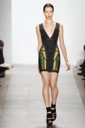 Robe noire et verte col V ajourée avec détails en velours collection mode femme automne hiver 2010 2011 Herve Leger by Max Azria
