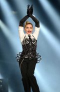 Le corset tailleur métallique sur tailleur pantalon noir, une création Jean-Paul Gaultier