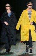 Anoraks noir et jaune Yohji Yamamoto collection automne hiver 2010-2011