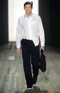 Chemise blanche sac à main homme  Yohji Yamamoto collection automne hiver 2010-2011