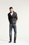 Le jean en denim stone blanchi et le blouson en cuir un ensemble rock de la collection printemps-été 2011 IKKS Men
