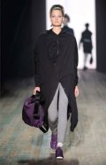Legging gris et sac à main violet Yohji Yamamoto collection automne hiver 2010-2011