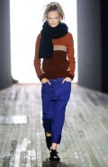 Pantalon slim bleu et sweat tricolore Yohji Yamamoto collection automne hiver 2010-2011