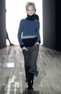Pull bleu et pantacourt Yohji Yamamoto collection automne hiver 2010-2011