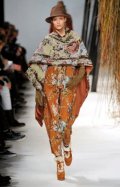 Combinaison pantalon orange imprimé fleurs et châle assorti chapeau en feutrine et bottines fourrées Kenzo femme collection automne hiver 2010 2011