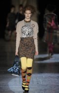 Gilet cropped Vivienne Westwood jupe et tee shirt graphiques hiver 2010 2011 mode collection femme
