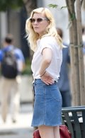 Kirsten Dunst ravissante en jupe denim