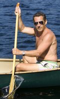Sarkozy faisant du Kayak avec ses Ray-Ban