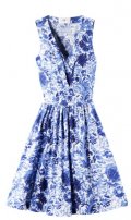 Robe à imprimé fleurs bleues decolleté en V cache coeur et coupe rétro collection H&M été 2011 WaterAid