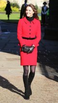 Kate Middleton en tailleur-jupe rouge