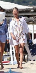 Kate Moss néglige sa tenue à Saint-Tropez