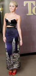 Miley Cyrus, so hot avec son petit top noir sans bretelle !