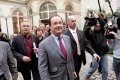 La cravate rouge en hommage au PS pour Hollande
