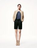 Collection H&M mode femme printemps été 2011 : bermuda noir porté avec une veste beige et une chemise en jean tendance masculine