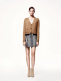 Gilet camel sur une jupe blanche à rayures noires et lowboots beiges H M ete 2011