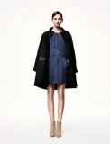 Mélange de basiques H&M : robe en jean foncée sous une veste longue noire, collection printemps été 2011