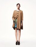 Veste évasée camel, manches mi-longues et robe imprimée multicolore seventies H&M mode femme printemps été 2011