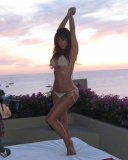 Kim Kardashian pose de bon matin en bikini doré