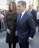 Carla Bruni souriante aux côtés de Nicolas Sarkozy