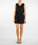 Robe noire fluide et ample avec la taille cintrée et les boutons dorés en décoration sur les épaules
