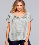 Blouse en satin avec plis plats et boutons nacrés