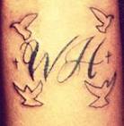 Les initiales de Whitney Houston tatouées sur le poignet de sa fille