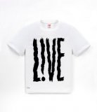 Le tee-shirt  Lacoste « L !ve » par Micah Lidberg 